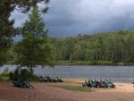 Lac sous ciel orageux