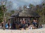 Regarder qui commande au bar de la plage